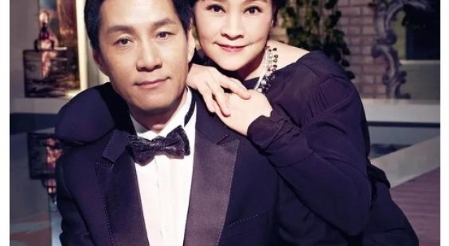 冯远征庆祝结婚27年,和大8岁老婆演过母子,俩人至今没要孩子