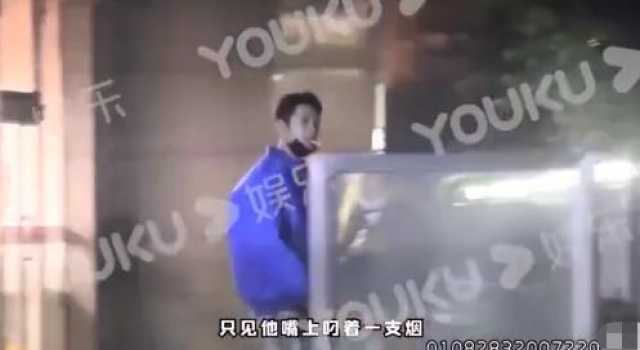 19岁知名歌手当街抽烟和吐痰后公开道歉,网友喊话:去扫街吧