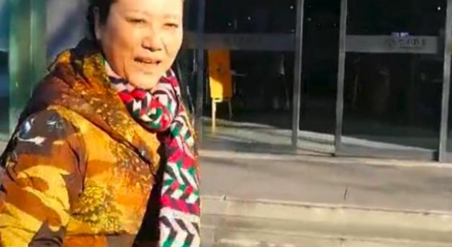 65岁王丽云近况曝光,身材臃肿不修边幅,生活节俭背杂牌子包?