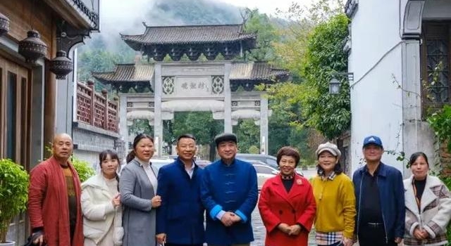 著名相声演员姜昆低调现身婺源,满面春风,举止大雅!