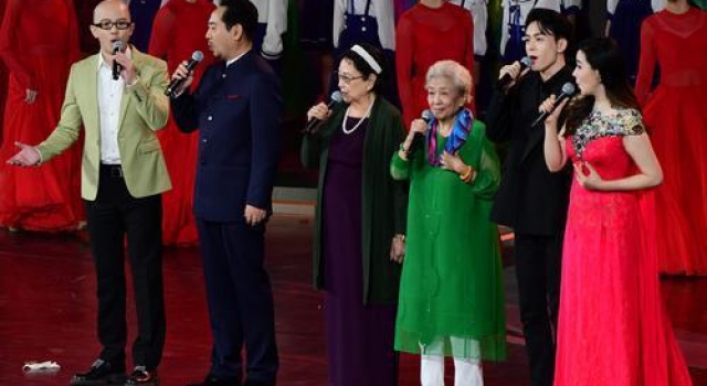 第33届金鸡奖厦门开幕,老中青演员共唱《我和我的祖国》