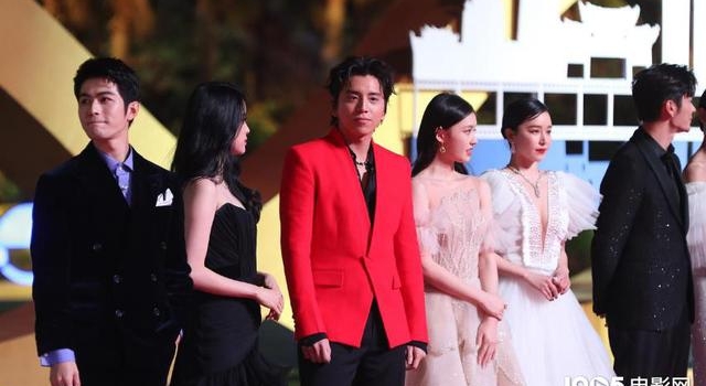 姐妹花!欧阳娜娜林允登金鸡奖红毯 一温婉一端庄
