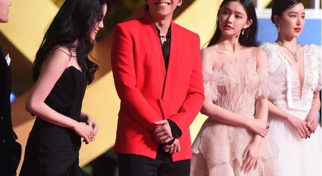 女星为了美有多拼:江疏影拿暖手宝走红毯,鞠婧祎零下6℃穿破洞