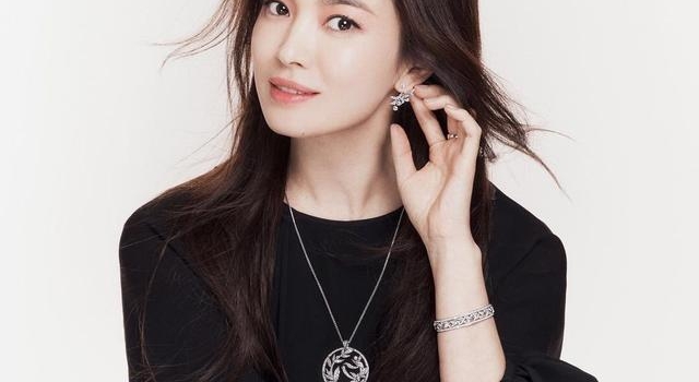 宋慧乔p图夸张变混血美女!戴美瞳五官太立体,性感狐狸眼神绝了