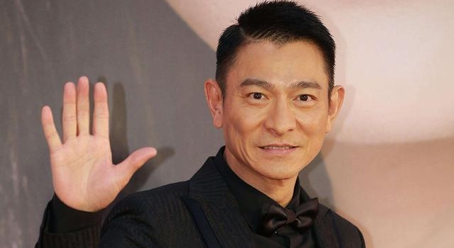 4年拍100部烂片还债,40年过去却依旧站顶峰,刘德华凭啥?