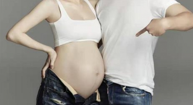 吉娜终于有孕妇样!穿风衣逛街不见腰身显臃肿,穿搭低调好像路人