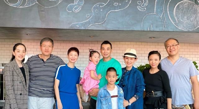 赵文卓娇妻罕见露面,40岁瘦到撑不满瘦腿裤,电线腿三娃妈少见