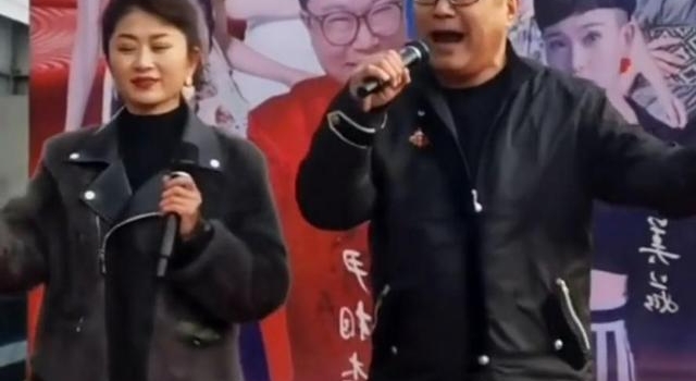 51岁尹相杰与新搭档商演,舞台简陋没人听,衣服吊牌都不摘?