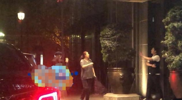 唐嫣被拍深夜应酬,产后火速恢复,37岁少女打扮却遭嘲脸僵了?