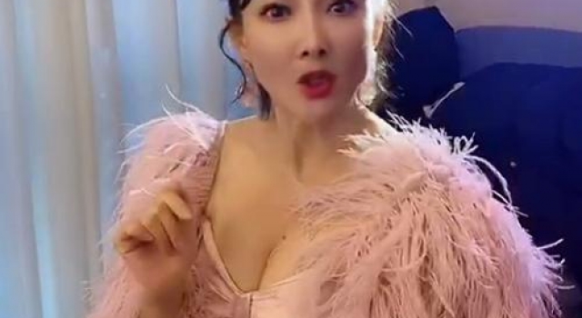 47岁牛莉发搞怪对嘴视频,大秀事业线,丰满身材太吸睛