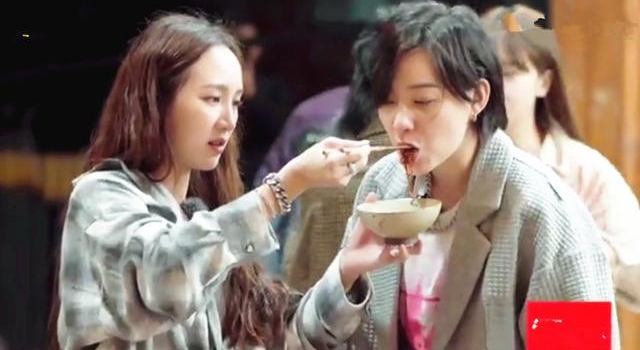 女明星吃饭都是吃了个寂寞?浪姐七人煮宵夜,平均每人吃两根面条