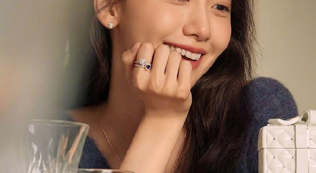 林允儿冬日最新大片,是温婉可人的女友