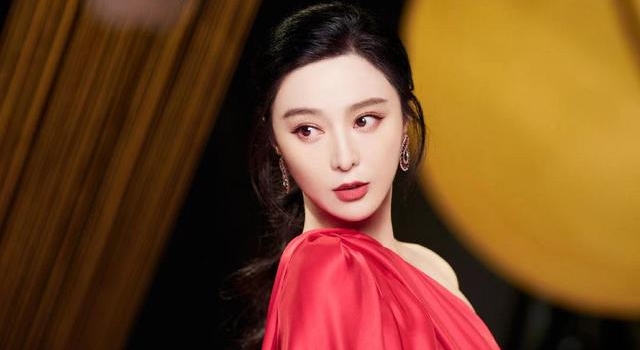 范冰冰还是很王者呀!连接品牌全球代言人,穿红色长裙气质变化大