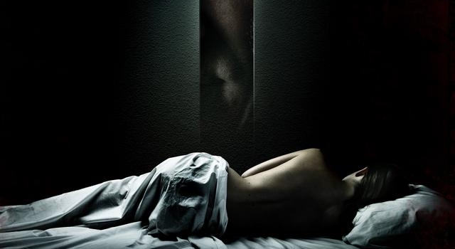 大叔每晚偷偷潜入女神家?这片子简直颠覆三观