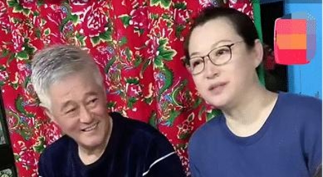 赵本山夫妇罕秀恩爱!男方一脸憔悴精神差,与小8岁老婆似两代人