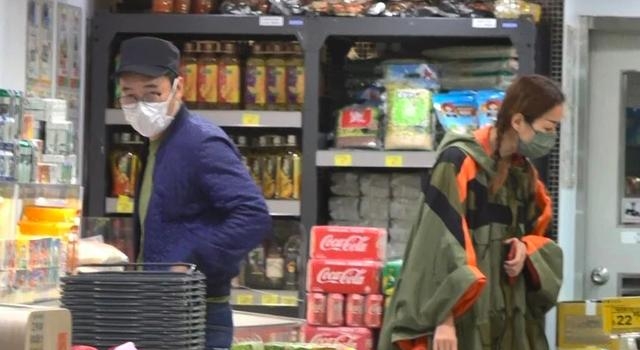 许志安郑秀文现身平价商店,二人各买各的显生疏,只有男方戴婚戒