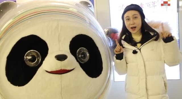 央视名嘴水均益大女儿近照曝光,肤白貌美似明星,现和父亲做同事