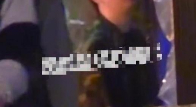动真情?王校长深夜开劳斯莱斯接美女回家,路边甜蜜相拥难舍难分