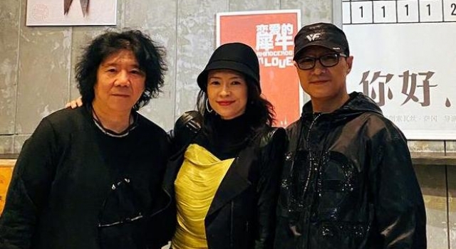 章子怡领女儿逛街,女儿身高惊人,汪峰在后面不说话跟着