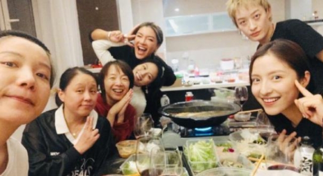 09届快女和龙丹妮聚餐,网友高呼“爷青回”