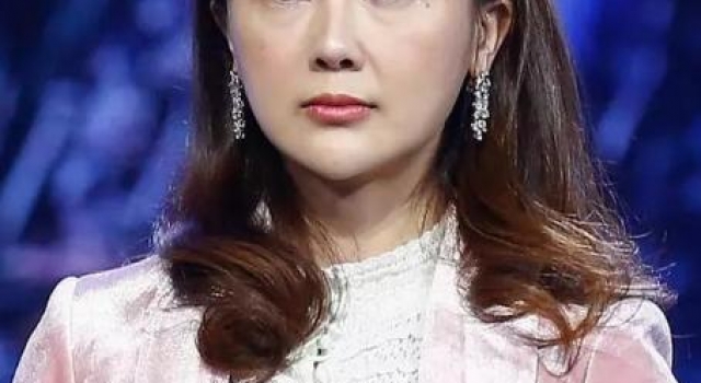 单身妈妈甘薇秀女子力!离开贾跃亭后,她一人能抱3个孩子