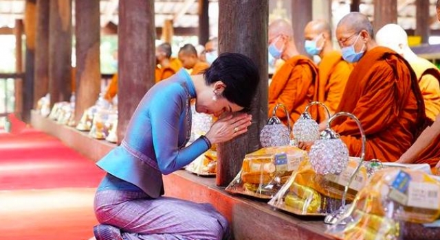 诗妮娜藏不住野心!光脚丫拜高僧不忘秀性感曲线,狰狞笑容好瘆人