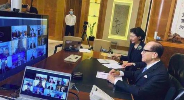 92岁李嘉诚与女友罕同框,相恋27年不结婚,只因爱原配太深?