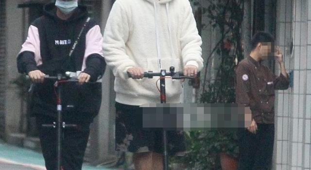 周杰伦不开限量超跑,骑电动车出门太低调,不工作一年也能赚4亿