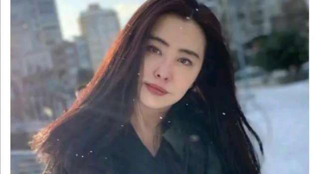 53岁王祖贤罕晒照,风华绝代美人依旧,浓密发量让人羡慕不已