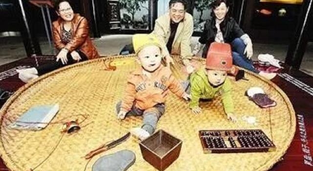 高圆圆女儿“抓周”,爷爷一脸苦笑:抓到了我们最不希望她选的