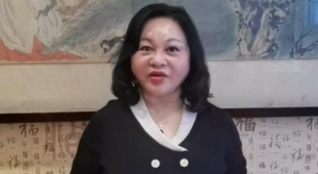 "90后的青春"杨红樱罕露面,发福太多脸僵难看,网友:爷青结