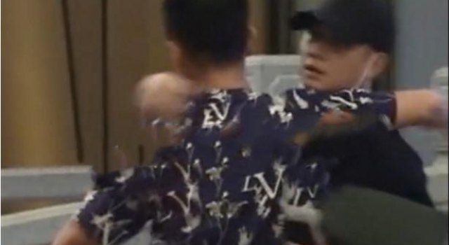 素质太低了!文章车库随地小便,郑爽脚踩洗手台,邓伦当街吐痰
