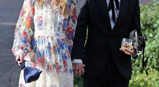 恋情石锤!哈卷和奥利维亚牵手出席婚礼一路狂发糖
