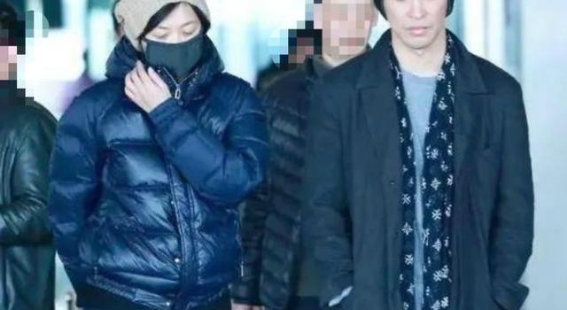 情变?46岁徐静蕾与黄立行同框无互动 表情冷漠