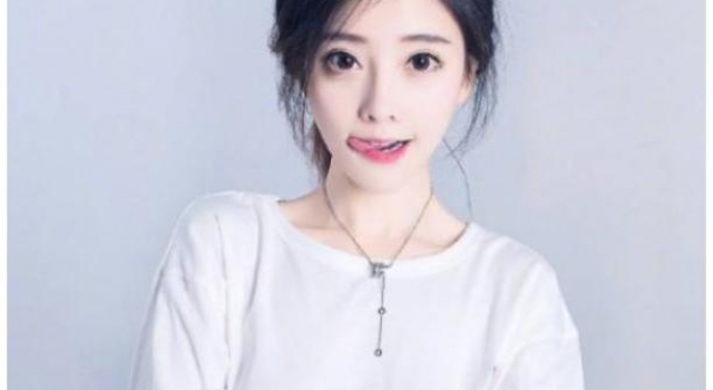 冯提莫开400万法拉利,粉丝维护:不是炫富,凭本事赚得