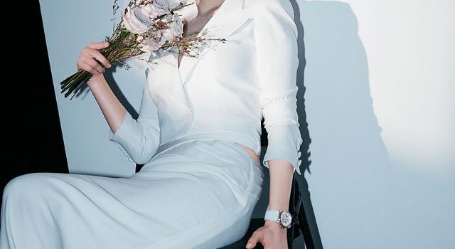 宋佳穿白色套装腰部细节满满 身材高挑纤细女神范儿十足