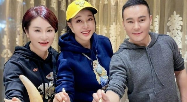 刘晓庆大胆吃“犀牛肉”?脖子上玉葫芦拳头大,一个手镯价格过亿