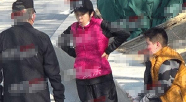 王刚一家三口现身,12岁儿子壮实身高直逼爸爸,娇妻素颜显憔悴