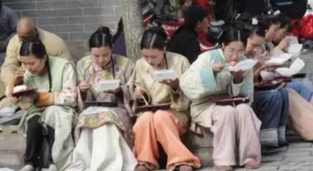 横店校花“泛滥成灾”,成群蹲在地上吃盒饭,幻想着一夜成名