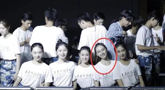 演员脸审美发生变化,中戏前几名艺考生证件照没有漂亮的?