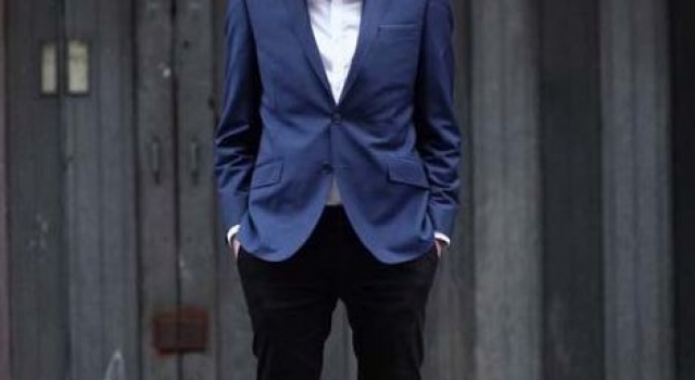 看藏蓝西装如何破除“工装”悲剧