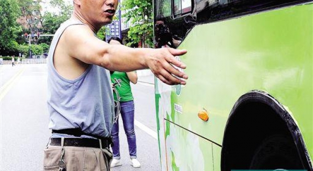 惊险：7旬阿婆被卷入公交车底 40多人抬车营救