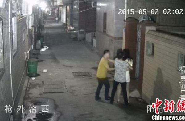 晋江两逗比酒后找乐子 拿着烤串签当刀抢劫独行女
