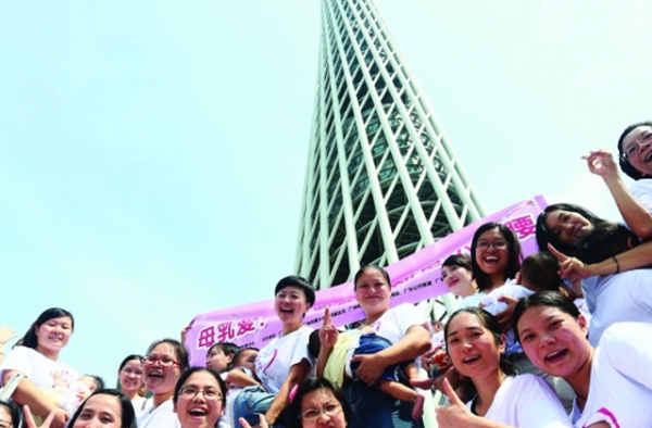 38位辣妈在“世界母乳喂养周”当众掀衣喂母乳