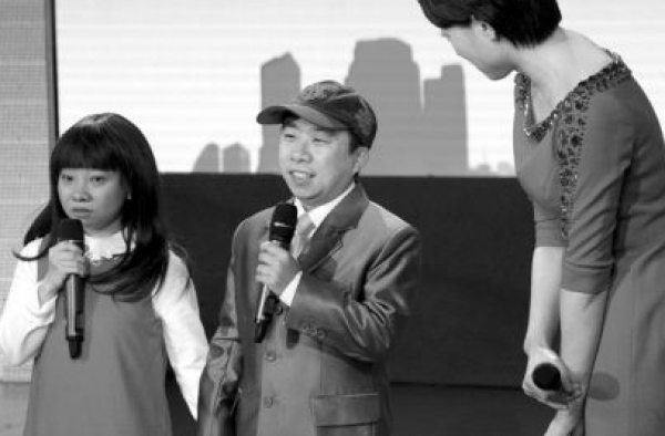 童颜袖珍夫妻被误认为学生 结婚登记吓坏登记员