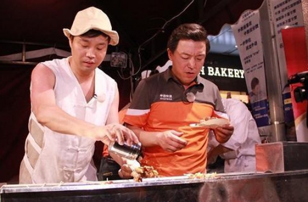 黄渤路边卖烧烤真相揭秘 揭明星落魄生活