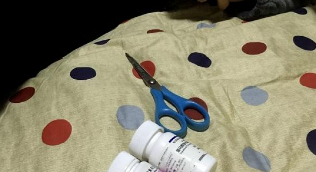 吓死宝宝了!19岁少年染艾滋病 烧红剪刀自行手术