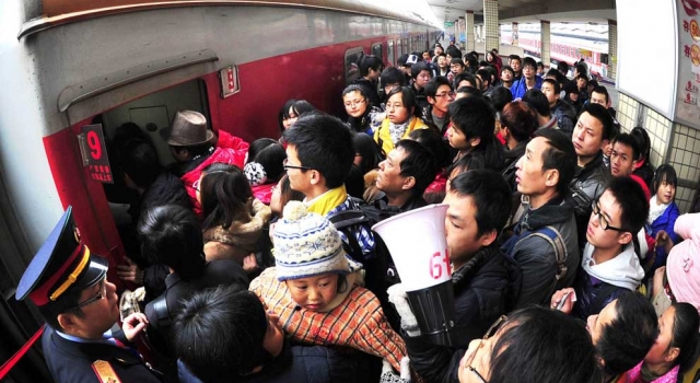 中国春运堪称人口的大迁徙 不经历春运怎知回家团聚的可贵