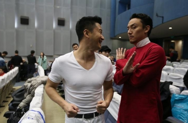探秘央视马年春晚后台 舞台下各自忙碌的明星