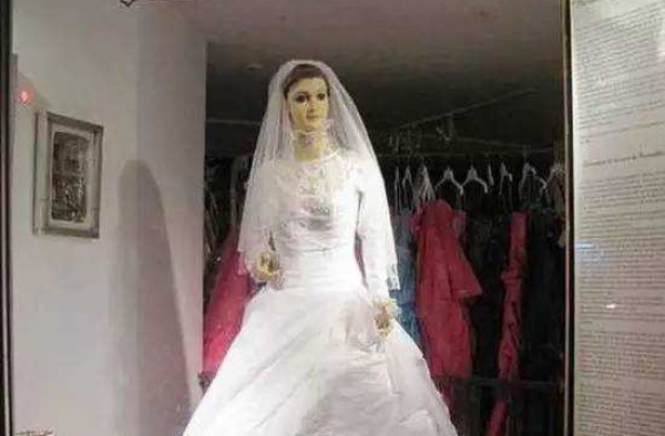 吓死宝宝了!婚纱店里的模特是干尸 栩栩如生70年